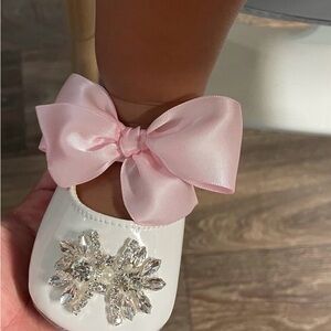 Elegant White Baby Shoes with Pink Bow